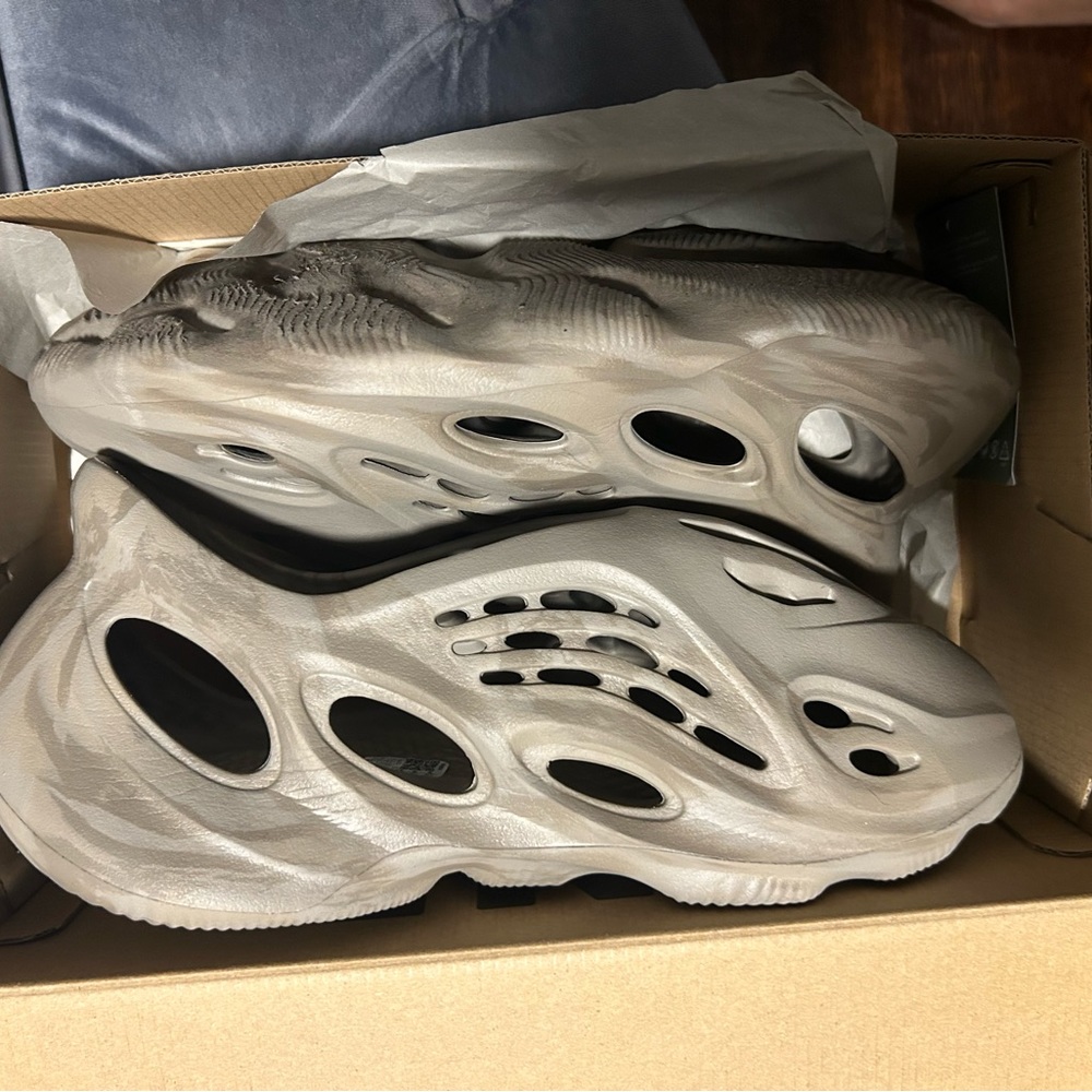 YEEZY FOAM RUNNERS